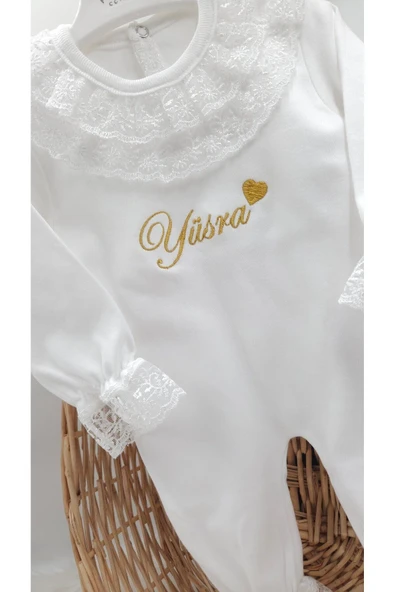 gros shop Yeni Doğan Dantelli 3'lü Hastane Çıkış Tulum Seti (KİŞİYE ÖZGÜ İSİMLİ NAKIŞ DESENLİ) - 4