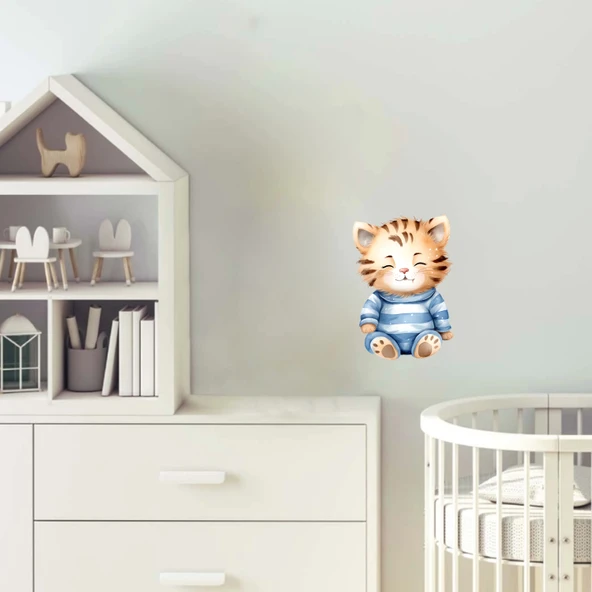Çizgili Tulumlu Oturan Sevimli Kaplan Yavrusu Duvar Çıkartması ürün görseli 1