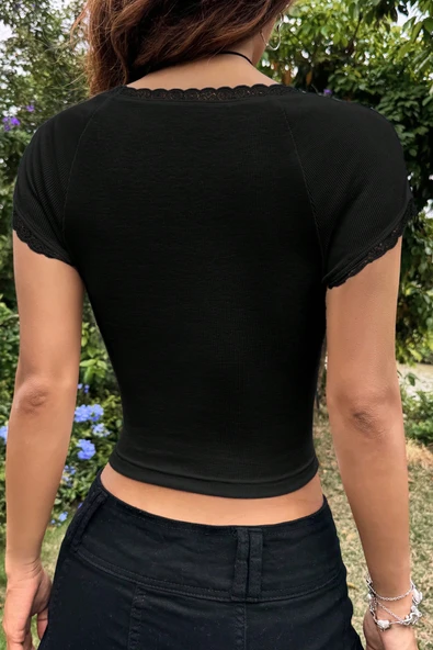 Kadın Siyah Göğsü ve Kolları Dantelli Fiyonklu Kısa Kol Crop Top Bluz - 2