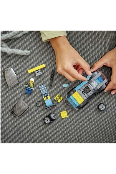 LEGO ® City Elektrikli Spor Araba 60383 - 5 Yaş ve Üzeri Çocuklar için Oyuncak Yapım Seti (95 Parça) - 6