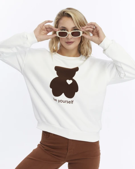 Kadife Be Yourself Desenli Ekru Yumuşak Dokulu Regular Fit Bisiklet Yaka Kadın Sweatshirt