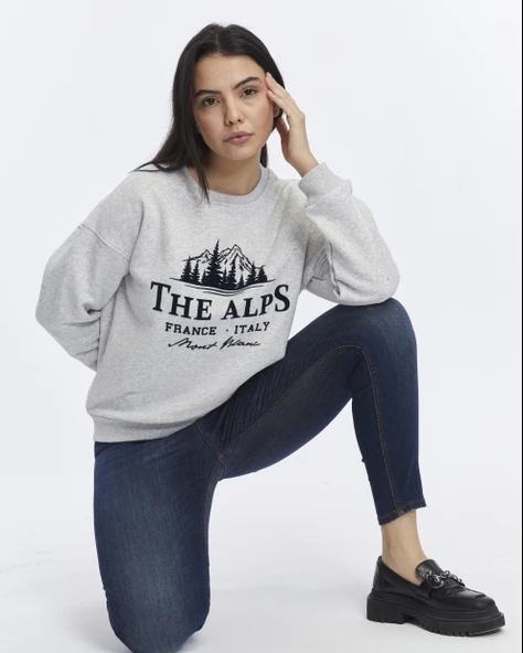Kadife The Alps Desenli Gri Melanj Yumuşak Dokulu Regular Fit Bisiklet Yaka Kadın Sweatshirt - 3