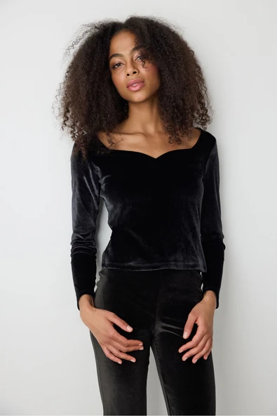 Penti Siyah Kalp Yaka Kadife Üst