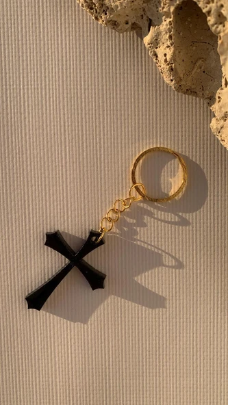 Siyah Renkli Haç ve Kılıç Şekil Gold Aksesuarlı Anahtarlık  El Yapımı Epoksi Hediyelik - Resim 5