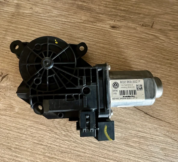 Cam Açma Motoru Ön Sağ Polo 2003-2008  - 6Q2959802F - 2