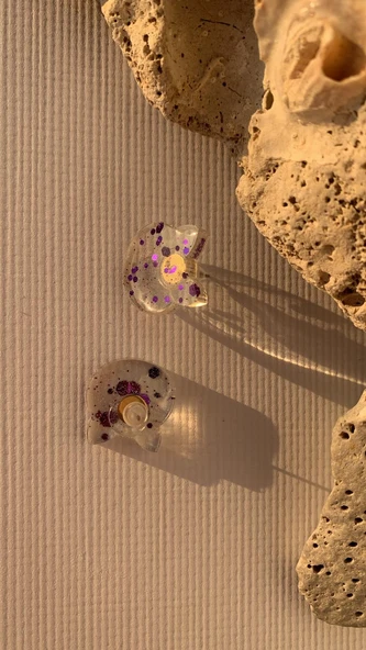 Şeffaf Renkli Kedi Köpek Yüzü Mor Glitterli Gold Aksesuarlı Küçük Epoksi Küpe El Yapımı Hediyelik ürün görseli