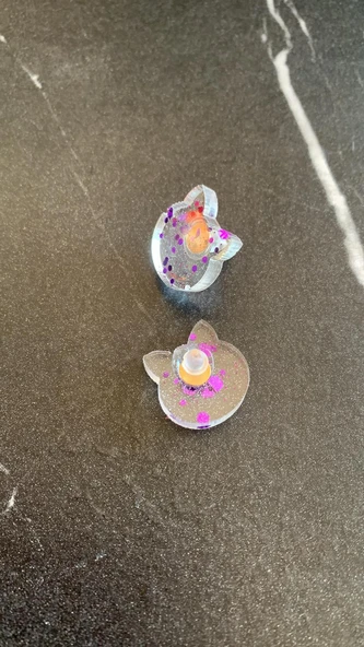 Şeffaf Renkli Kedi Köpek Yüzü Mor Glitterli Gold Aksesuarlı Küçük Epoksi Küpe El Yapımı Hediyelik - Resim 2