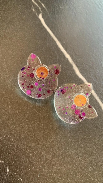 Şeffaf Renkli Kedi Köpek Yüzü Mor Glitterli Gold Aksesuarlı Büyük Epoksi Küpe El Yapımı Hediyelik - 8