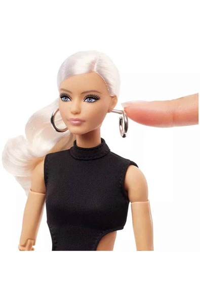 BASICS™ İkonik Koleksiyon Bebekler - Siyah elbisesi ve gladyatör çizmeleriyle sarışın JBH71 - 4