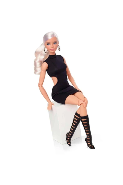 BASICS™ İkonik Koleksiyon Bebekler - Siyah elbisesi ve gladyatör çizmeleriyle sarışın JBH71 - 2