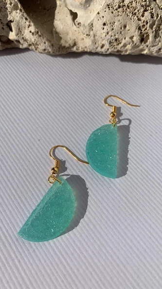 Tırtıklı Kristal Desenli Su Yeşili Renk Gold Aksesuarlı Yarım Daire Ay Şekil Epoksi Küpe El Yapımı - Resim 5