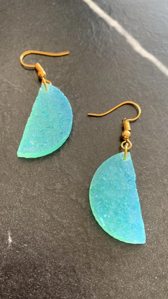 Tırtıklı Kristal Desenli Su Yeşili Renk Gold Aksesuarlı Yarım Daire Ay Şekil Epoksi Küpe El Yapımı - Resim 8