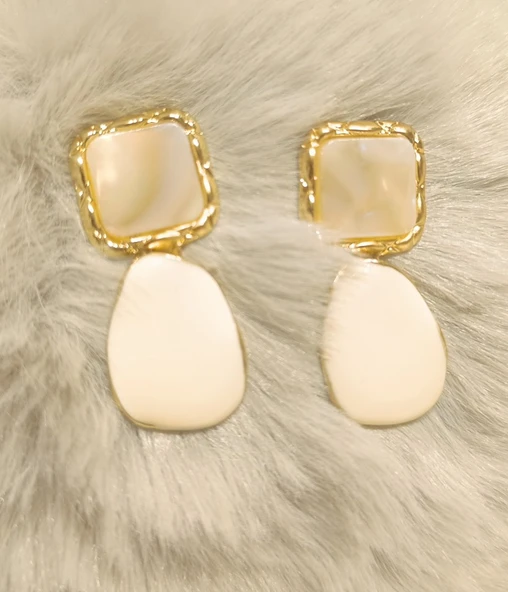 Monalisa Home Beyaz Figürlü Sallantılı  Gösterişli Küpe ürün görseli 1