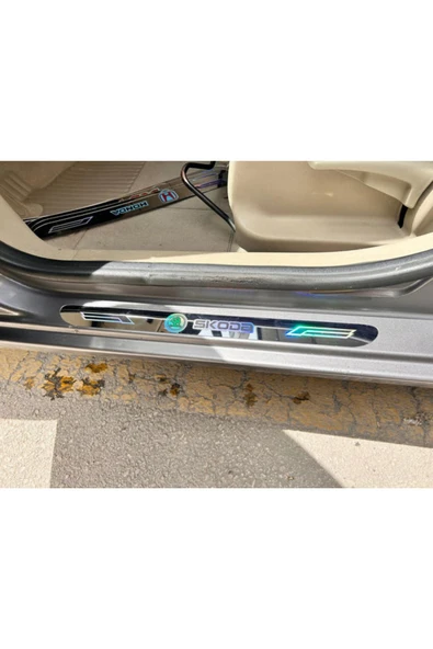 Rukye Shop Skoda Hologram Logolu Araca Özel Marka Logolu Aynalı Kapı Eşiği Koruyucu Yapıştırma 4'lü Set - 6