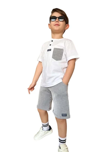 Erkek Çocuk Kapak Cepli Düğme Detaylı Beyaz T-Shirt Çizgili İp Detaylı Şortlu Takım - Resim 4