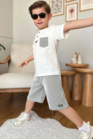 Erkek Çocuk Kapak Cepli Düğme Detaylı Beyaz T-Shirt Çizgili İp Detaylı Şortlu Takım - Resim 9