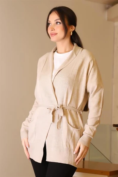 GENİŞ YAKA KUŞAKLI BEJ KADIN TRİKO HIRKA 5481-2K5 - Resim 2