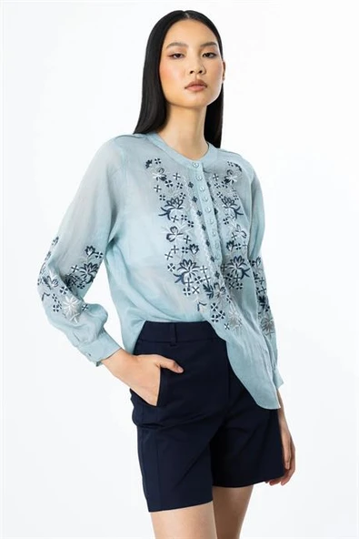 YARIM DÜĞMELİ İŞLEMELİ MAVİ  KADIN BLUZ 3940-2Y5 - 2