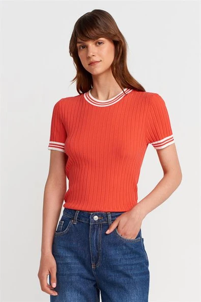 BİSİKLET YAKA İNCE ÇİZGİLİ TRİKO KIRMIZI EKRU KADIN BLUZ 10765-2Y5