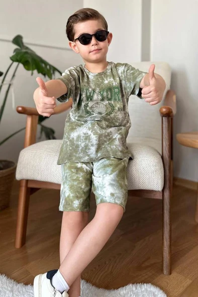 Erkek Çocuk New York Yazı Baskı ve Batık Desenli Penye T-Shirt Yeşil Şortlu Takım - Resim 3