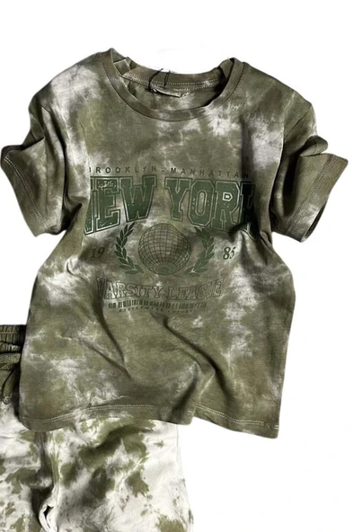 Erkek Çocuk New York Yazı Baskı ve Batık Desenli Penye T-Shirt Yeşil Şortlu Takım - Resim 5