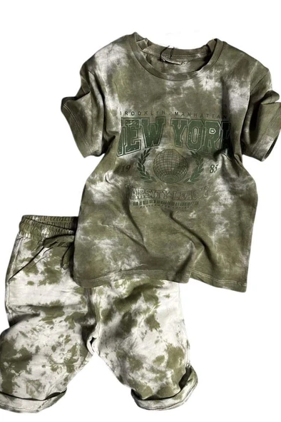 Erkek Çocuk New York Yazı Baskı ve Batık Desenli Penye T-Shirt Yeşil Şortlu Takım - Resim 4
