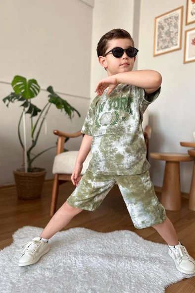 Erkek Çocuk New York Yazı Baskı ve Batık Desenli Penye T-Shirt Yeşil Şortlu Takım - Resim 2