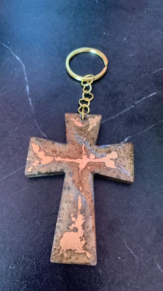 Kahverengi Gold Renkli Haç ve Kılıç Şekil Gold Aksesuarlı Anahtarlık El Yapımı Epoksi Hediyelik MDL1 - Resim 2