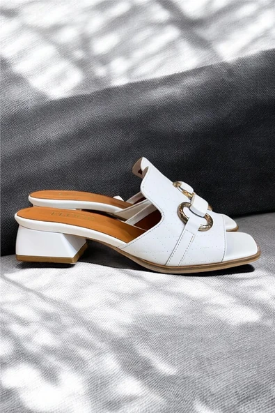 Beyaz Hakiki Deri Tek Bant Üzeri Toka Detaylı Topuklu Terlik ürün görseli 1