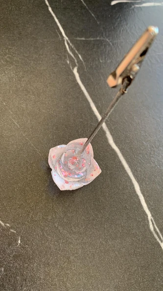 Şeffaf Epoksi Pembe Glitter Süslemeli Gonca Gül Kağıt Tutacağı Notluk El Yapımı Epoksi Hediyelik - 8