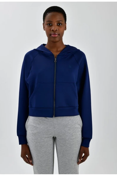 Kadın Sol Göğsü Logo Detaylı Cepli Kapüşonlu Sweatshirt - 5