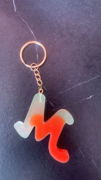 Rengarenk M Harf Şekilli Gold Aksesuarlı Anahtarlık Epoksi El Yapımı Hediyelik - 2