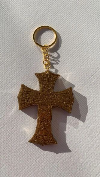 Kahverengi Gold Renkli Haç ve Kılıç Şekil Gold Aksesuarlı Anahtarlık El Yapımı Epoksi Hediyelik MDL3 ürün görseli