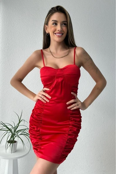 Kadın İnce Askılı Volanlı Vücut Tipine Oturan Kırmızı Elbise - 4
