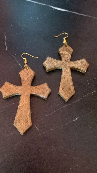 Kahverengi Gold Renkli Haç ve Kılıç Şekil Gold Aksesuarlı Küpe El Yapımı Epoksi Hediyelik MDL5 - 8