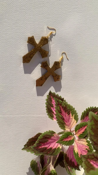 Kahverengi Gold Renkli Haç ve Kılıç Şekil Gold Aksesuarlı Küpe El Yapımı Epoksi Hediyelik MDL5 - 3