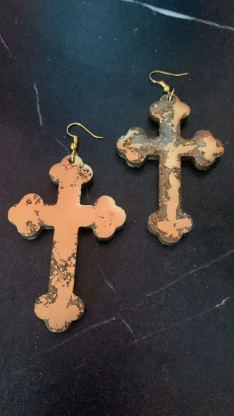 Kahverengi Gold Renkli Haç ve Kılıç Şekil Gold Aksesuarlı Küpe El Yapımı Epoksi Hediyelik MDL7 - 2