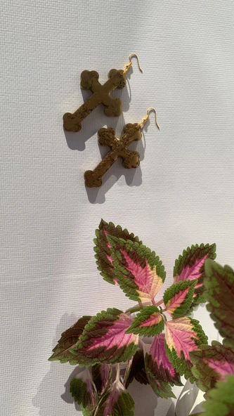 Kahverengi Gold Renkli Haç ve Kılıç Şekil Gold Aksesuarlı Küpe El Yapımı Epoksi Hediyelik MDL7 - 5