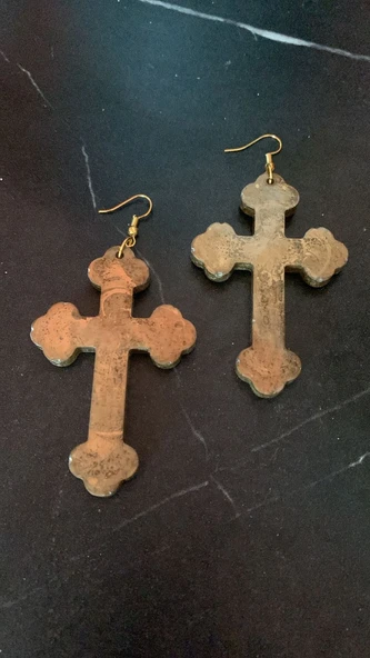 Kahverengi Gold Renkli Haç ve Kılıç Şekil Gold Aksesuarlı Küpe El Yapımı Epoksi Hediyelik MDL7 - 8