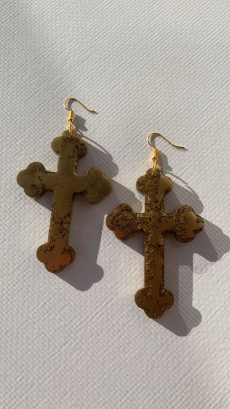 Kahverengi Gold Renkli Haç ve Kılıç Şekil Gold Aksesuarlı Küpe El Yapımı Epoksi Hediyelik MDL7
