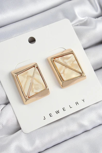Pirinç Krem Üçgen Kesim Detaylı Kare Model Vintage Gold Renk Kadın Küpe