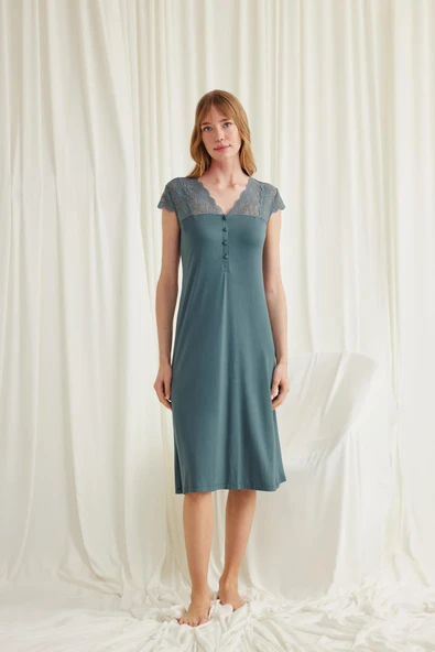 Kolu Omzu ve Yakası Dantelli Önü Düğmeli Büyük Beden Gecelik ürün görseli