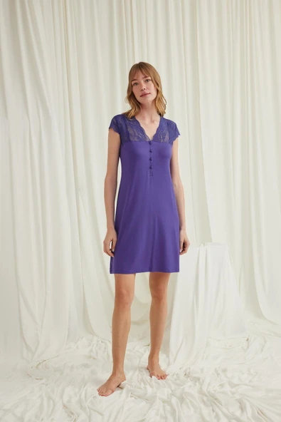 Kolu Omzu ve Yakası Dantelli Önü Düğmeli Gecelik ürün görseli