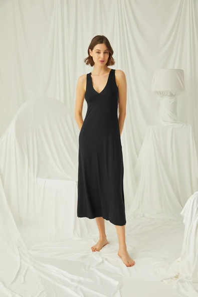 Yakası ve Sırtı Dekolteli Brode Dantelli Yırtmaçlı Gecelik ürün görseli