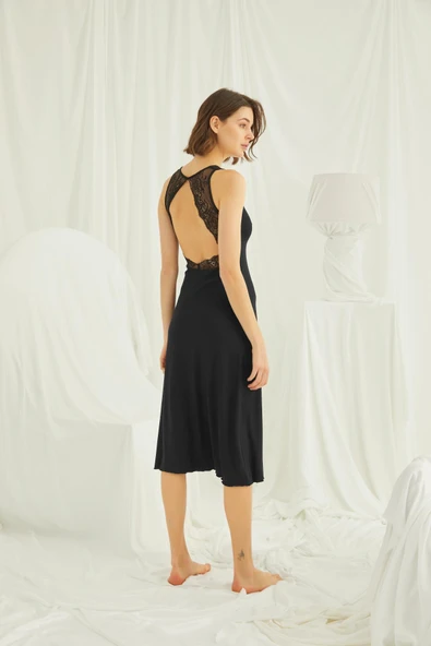 Göğüs ve Sırt Dekolteli Dantelli Yırtmaçlı Gecelik - Resim 4