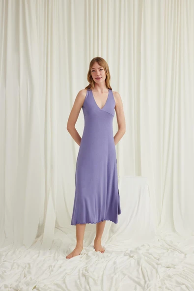 Yakası ve Sırtı Dekolteli Dantelli Yırtmaçlı Gecelik ürün görseli