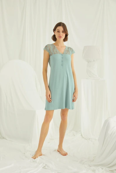 Kolu Omzu ve Yakası Dantelli Önü Düğmeli Gecelik