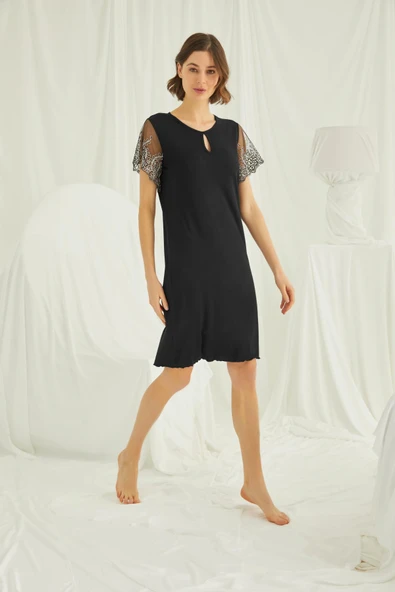 Yakası Detaylı Brode Dantelli Yırtmaçlı Gecelik ürün görseli