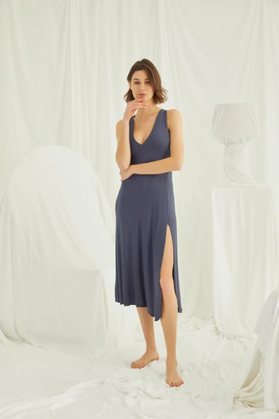 Göğüs ve Sırt Dekolteli Dantelli Yırtmaçlı Askılı Gecelik - Resim 4