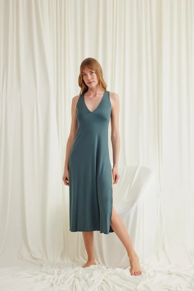 Yakası ve Sırtı Dekolteli Dantelli Yırtmaçlı Gecelik